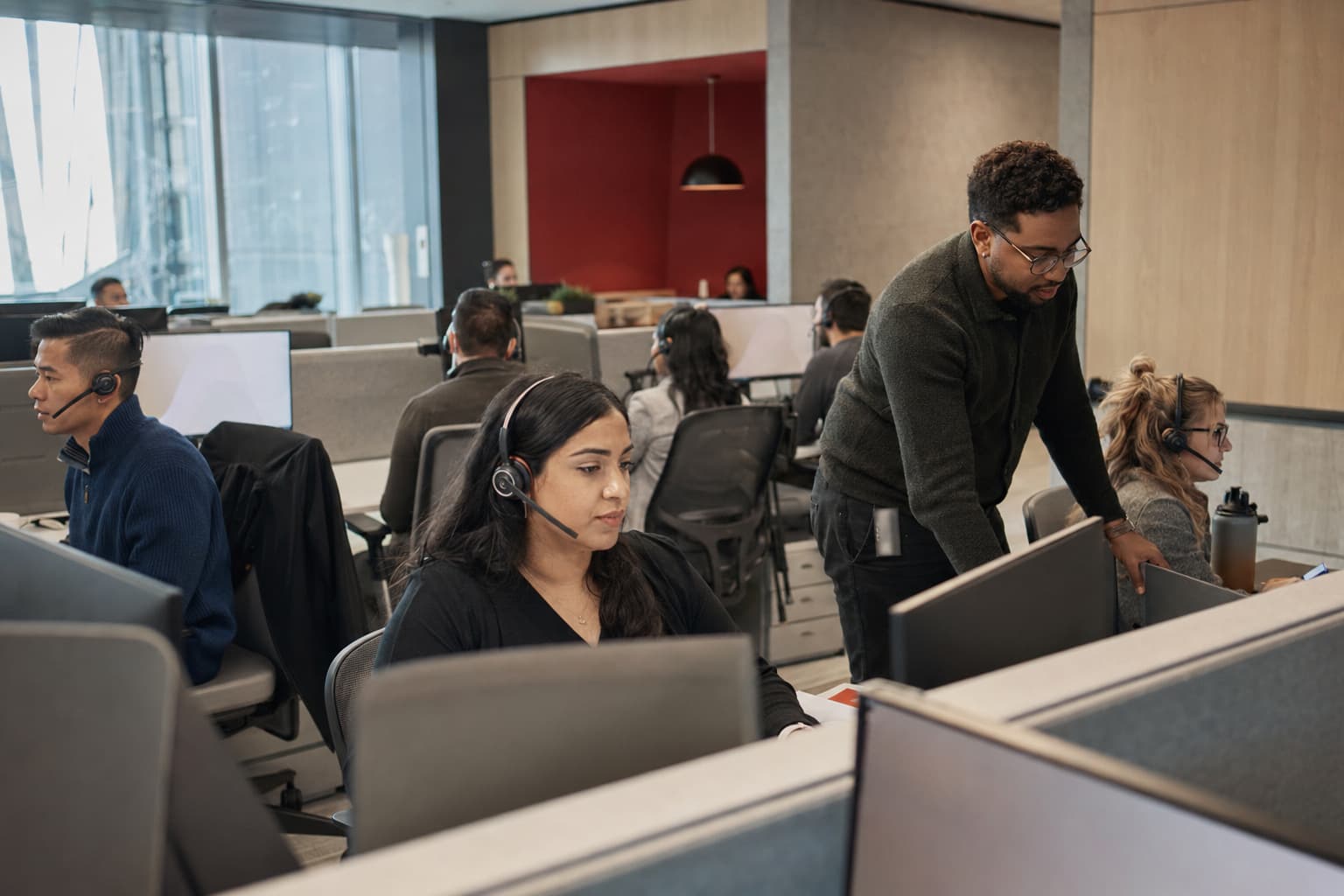 A bilingual customer experience team on a Canadian operations floor